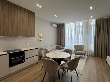 Оренда 1-кімнатної квартири 55 м² у TRIIINITY 7 поверх перша здача великий гардероб