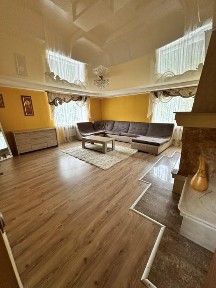 Продаж просторого будинку з гарною територією.