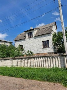 Гарний, світлий будинок мансардного типу