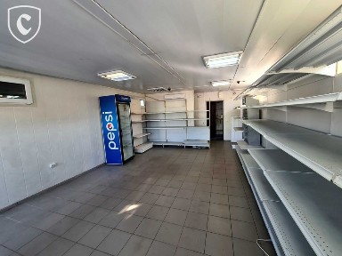 Фасад дороги. Нові Петрівці. Магазин