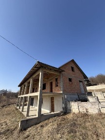 Продаж гарного будинку, неподалік від міста, дуже затишний участок