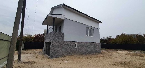 Сучасний котедж площею 225 м, поруч Блакитне озеро