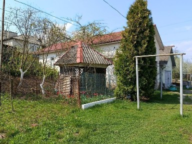 Продаж 2к квартири у центрі міста з гаражем 30м2 і господарськими приміщеннями