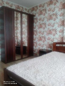 Квартира з панорамним видом з вікна, світло не вимикають
