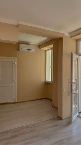 Продаж квартири-студії в самому центрі міста з власним входом