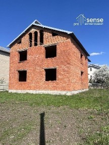 Вигідний продаж будинку з великою територією