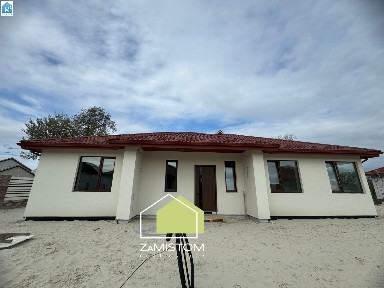 Продаж будинку 118 м2 на закритій території в самому центрі села Гнідин. З газом ! Три спальні, два санвузли, котельня - пральня, велика кухня вітальня із виходом на терасу. Фундамент монолітна плита, побудований із газоблоку, утеплено мінеральною ватою 10