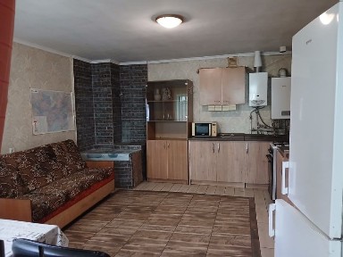 Оренда півбудинка окремий вхід 1 поверх. Загальний двір.