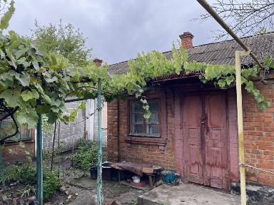 Здоровий будинок неподалік колледжу