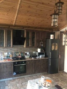 Дом у реки с камином и своим мостиком