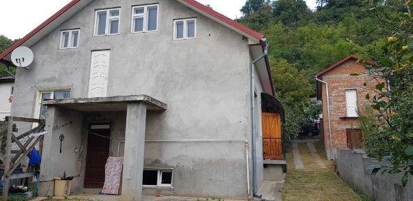 Будинок з гаражем в центрі міста
