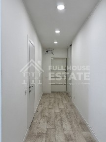 Простора 3-кімнатна квартира біля метро Позняки, 77 м². Є генератор