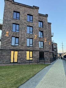 Квартира в малоповерховому будинку з ліфтом неподалік Міського Озера