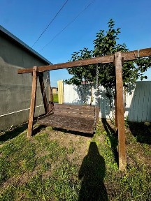 2 будинки на одному подвірʼї / Гребінки