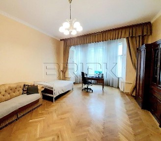Київ, Шевченківський, вулиця Олеся Гончара 88б