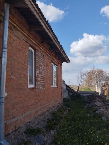Продаж будинку зі зручностями неподалік річки