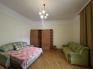 Продам 2 кімнатну квартиру в центрі (старий фонд)