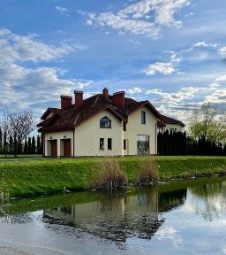 Оренда елітного будинку 500 м² біля лісу з озером і сауною