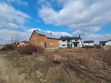 Продаж ділянки із незавершеним домом в Пустомитах
