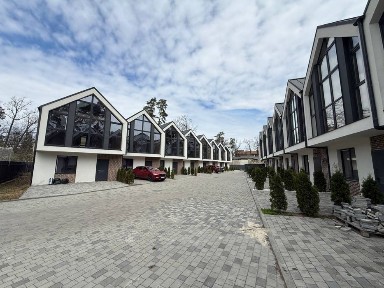 Стильний таунхаус в центрі Бучі