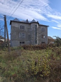 Добротний особняк в м. Богородчани, 385м. кв масив 