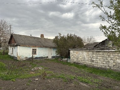 Продається будинок, камяний, під реконструкцію, хороша локація