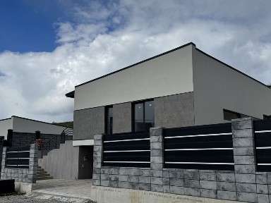 Продам будинок з внутрішніми роботами та гаражем на 2 авто