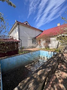 Продаж будинку з великою ділянкою в Новоселиці