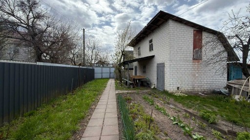 Продаж півбудинку в самому центрі с. Требухів, поруч центральне озеро.