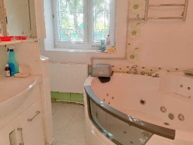 Частина будинку в центрі, меблі і техніка. Можна на короткий термін