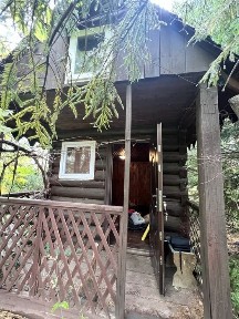 Деревʼяний будинок (брус) під розбір без землі з вікнами та дверима