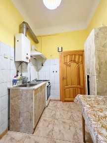 ЦЕНТР! Продаються ДВІ ПОВНОЦІННІ ОКРЕМІ КВАРТИРИ з окремими ходами (по документах 3х кімнатна). СВІЙ ДВІР та ГАРАЖ, є горище і підвал