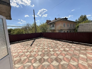 Продаж 4х кімнатної квартири з фасадним входом