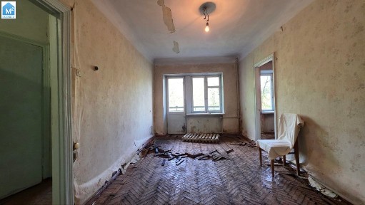 Продам 2 кімнатну квартиру у самому центрі, під капітальний ремонт