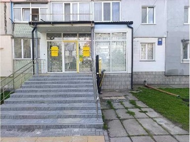 Торгово-офісне фасадне приміщення 87,2 кв. м, вул. Хмельницького Богдана, 20/2