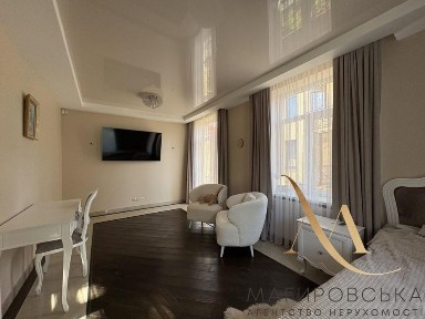 Продаж 3-кімнатної квартири з меблями та технікою по вул. Стороженка.