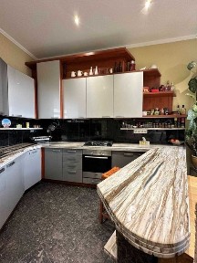 Продаж 4 кімнатної квартири, нерухомість Львів, квартира садибного типу з власною ділянкою, історична частина міста