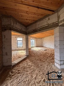 Продається просторе незавершене будівництво у гарному районі міста.