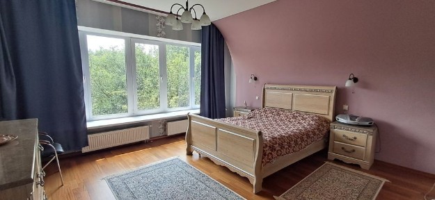 Стильний будинок біля лісу