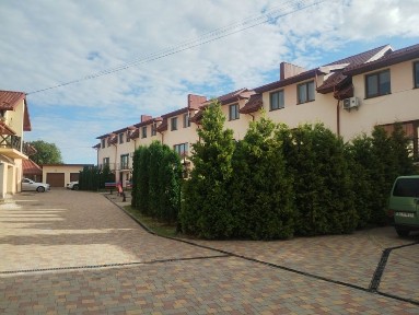 Котедж 3 кімнати, власне подвір'ям, закрита територія