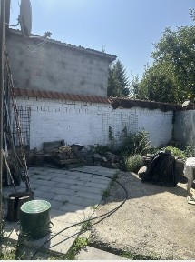 Здається 3 кімнатна квартира напівособнячного типу недалеко від центру