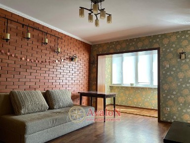 Продам трех-комнат. квартиру возле Музкомедии