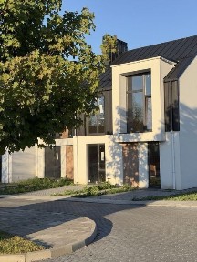 Таунхаус 130 м2 кутовий з великою ділянкою. Газ Центральні комунікаціі. Закрите містечко. Швидкий виїзд на Київ. +2 парковки.