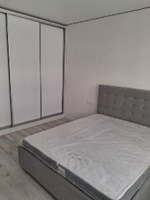 Продам 1.5к квартиру на 2му поверсі в новобудові з ремонтом. Озерна.