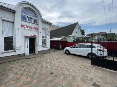 Окрема фасадна будівля в оренду біля зупинки громадського транспорту!