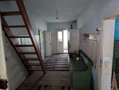 Будинки з ділянкою в горах.