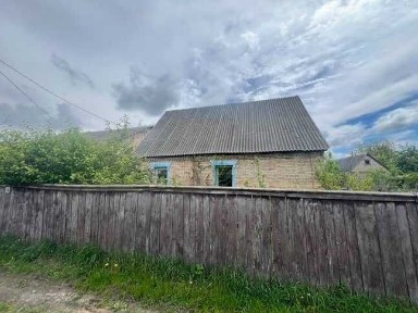 Продаж будинку під ремонт. Всі комунікації заведені. Швидкий виїзд на Варшавську трасу.