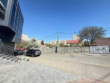 Оренда комерційного приміщення по вул. Пирогова площею 160 кв. м підійде під заклади харчування, кафе або інше, є тераса окремий вхід, впізнаване