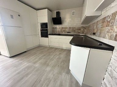 Продам трехкімнатну квартиру Петропавлівська Борщагівка, вул. Оксамитгва, 20а