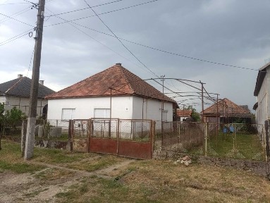 ! ТЕРМІНОВО ! ПРОДАЖ 3-х кімнатного будинку у передмісті Берегова (с. Боржава, Петефі 6) ділянка 8.5 соток. Індивідуальне газове опалення. Гараж